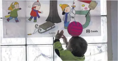  ?? David Fernández ?? Un niño de dos años en un centro de educación infantil, jugando durante su horario de clases.