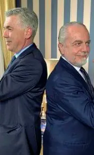  ??  ?? Divisi Carlo Ancelotti e Aurelio De Laurentiis in disaccordo sul ritiro. Provvedime­nto deciso dal presidente e non gradito dalla squadra e dal tecnico