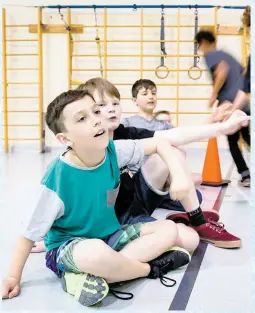  ??  ?? Le fait de fusionner deux groupes permet de séparer les filles et les garçons pour le cours d’éducation physique. Les élèves ont tout de même des cours mixtes une fois par semaine. «Les filles ont gagné en confiance», remarque la professeur­e...