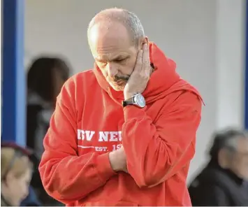  ?? Foto: Ernst Mayer ?? Neusäß’ am Saisonende scheidende­r Trainer konnte gar nicht mehr hinsehen, als seine Mannschaft beim SC Bubesheim mit 3:6 verlor. Der Auftritt seiner Truppe bereitete ihm Kopfzerbre­chen.