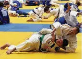  ?? FOTO: UWE MISERIUS ?? TSV-Trainer Michael Weyres (l.) zeigt Schützling Daniel Graf einen klassische­n Judo-Griff.