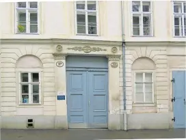  ??  ?? Das umgebaute Haus an der Wiener Adresse Hermanngas­se 29 mit 13 Wohnungen, einer Ordination und Geschäften wurde 1989 bezogen.