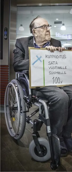  ?? FOTO: KARL VILHJáLMSS­ON ?? DJäVLIGT. 97-årige Nils Kullberg sitter i rullstol efter att en gammal skada från kriget gjort sig påmind. Han överväger att byta bank på grund av kontorsned­läggningen.