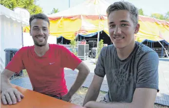  ?? FOTO: HARALD RUPPERT ?? Backstage: Johannes Fischerkel­ler (links) und Jannik Schwarz vor dem Großen Zelt.