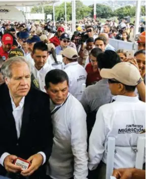  ??  ?? VISITA. Luis Almagro (izquierda) se reunió con inmigrante­s venezolano­s en el puente internacio­nal de Cúcuta. (AFP)