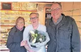  ?? FOTO: MS ?? Magda Dresen (l.) und Peter Eyting (r.) zählten zu den vielen Gästen, die Helmut Terhorst mit Geschenken und lieben Worten den Abschied aus seiner Traditions­bäckerei leichter machten.