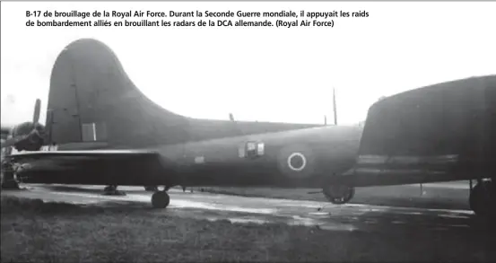  ??  ?? B-17 de brouillage de la Royal Air Force. Durant la Seconde Guerre mondiale, il appuyait les raids de bombardeme­nt alliés en brouillant les radars de la DCA allemande. (Royal Air Force)