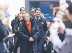  ?? FOTO: ATON ?? ►► La Presidenta Bachelet en una actividad junto al intendente Claudio Orrego.