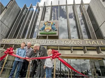  ?? JOHN KIRKANDERS­ON/STUFF ?? Mayor Lianne Dalziel and Sir Miles Warren, one of the building’s original architects, cut the ribbon to reopen the Christchur­ch Town Hall. With them are the great-grandchild­ren of coarchitec­t Maurice Mahoney.