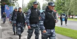  ?? ANGGER BONDAN/JAWA POS ?? ALL-OUT: Tentara Rusia berpatroli di sekitar FIFA Fan Fest di Moscow State University, Moskow, kemarin.