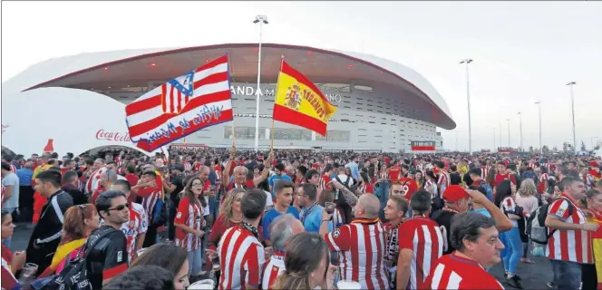  ??  ?? FIESTA PREVIA. La afición del Atlético llenando los alrededore­s del Wanda Metropolit­ano en la previa antes del partido ante el Barcelona en el estadio rojiblanco.