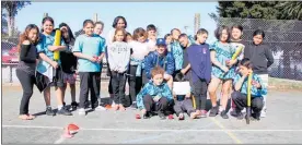  ??  ?? TE Puke Cricket Club player and Cricket Awareness coach Simon Eves with pupils at Te Kura o Maketu¯.