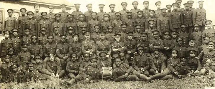  ?? Photo : Black Loyalist Heritage Center ?? Le deuxième bataillon de la constructi­on en automne 1916