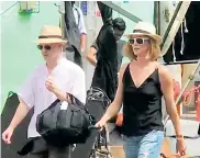  ?? CORTESÍA RCN ?? Charlize Theron camina por una calle del barrio Getsemaní, en Cartagena.