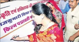  ??  ?? Diya Kumari, a member of erstwhile royal family of Jaipur, starts a signature campaign against 'Padmavati' on Saturday.