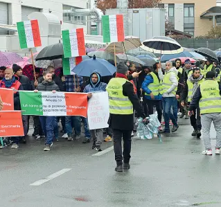  ?? (foto Cusa) ?? Striscioni
Il corteo islamico ieri a Cantù. Tanti i cartelli che riportavan­o l’articolo 19 della Costituzio­ne