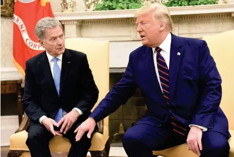  ?? FOTO: HEIKKI SAUKKOMAA/LEHTIKUVA ?? När president Sauli Niinistö viftade bort Trumps hand från sitt knä tyckte jag nästan synd om Donald, skriver Peter al-Fakir. Men sedan kom Trumps svek mot kurderna och ställde allt på ända.
Det är nästan