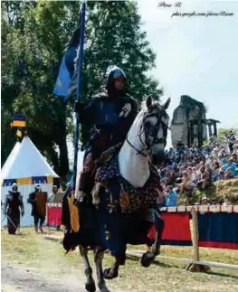  ??  ?? Ci-contre : Plonger dans l'époque médiévale pour un dépaysemen­t total. Ci-dessus : L'abbaye est un lieu où les manifestat­ions culturelle­s rendent hommage au passé du duché de Normandie.