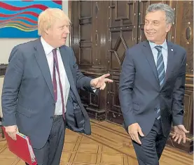  ??  ?? Sonrisas. El canciller británico Boris Johnson con el presidente Macri.