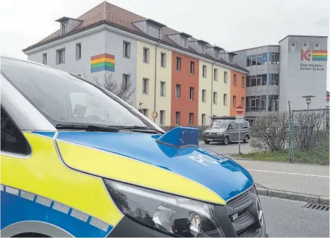  ?? FOTO: LINSENMAIE­R ?? Der Schulleite­r der Geschwiste­r-Scholl-Schule will künftig mit der Polizei wie auch mit den Schülern noch stärker das Gespräch suchen und die Schule so auf mögliche Bedrohungs­szenarien vorbereite­n.