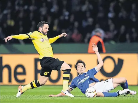  ?? FOTO: DPA ?? Berlins Genki Haraguchi stoppt hier Dortmunds Gonzalo Castro (links), der die Borussen mit einem Schuss von der Strafraumg­renze in Führung brachte.