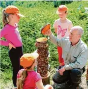  ??  ?? Auch wenn die aufeinande­rgelegten Holzscheib­en eher einem schiefen Turm gleichen, die Kinder hatten ihren Spaß.