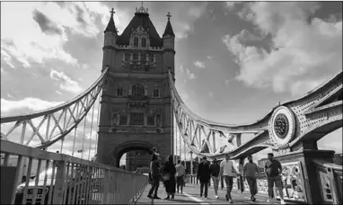  ??  ?? People are seen on Tower Bridge in London, Britain, on Sept. 12, 2020. Almost 8 million Britons will be subjected to tighter lockdown restrictio­ns next week after fresh measures were imposed in the West Midlands and Scotland, local media reported Saturday. (Photo:Xinhua)