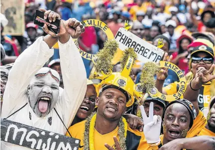  ?? / SIMPHIWE NKWALI ?? An Orlando Pirates fans shares an exciting moment with Kaizer Chiefs fans in one of the recent Soweto Derbies at FNB Stadium. The teams collide again there on Saturday.