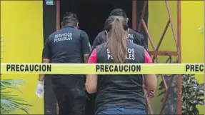  ??  ?? Las diligencia­s forenses en una vivienda de la calle 24 del municipio de Conkal, donde un joven se quitó la vida debido a supuestos problemas con su cónyugue. El cuerpo fue trasladado al Semefo para la autopsia de ley