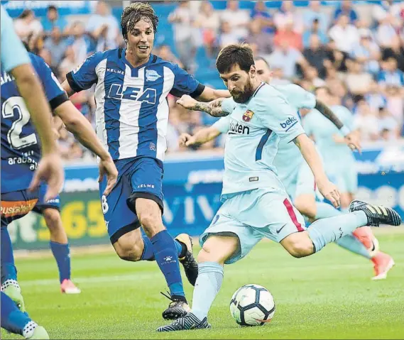  ?? FOTO: MANEL MONTILLA ?? Messi dispara a puerta El argentino fue decisivo un día más y marcó los dos goles del Barça, que permiten a los azulgrana sumar seis puntos de seis tras dos jornadas de Liga