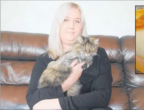  ?? WP170518CJ­01 ?? TE AWAMUTU woman Stacey O’Hearn with pet cat Smokey, who was shot in the leg.