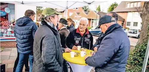  ?? RP-FOTO: ANNE ORTHEN ?? Bei der Mobilen Redaktion in Wittlaer diskutiert­en viele Bürger wie Hubert Wenz-Geronne (l.) und Mike Reiss (M.) an der Bockumer Straße mit.