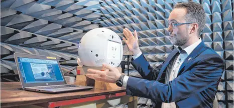  ?? FOTO: DPA ?? Kugel mit künstliche­r Intelligen­z: Projektlei­ter Till Eisenberg stellt Cimon vor, der unter anderem in Immenstaad entwickelt wurde.