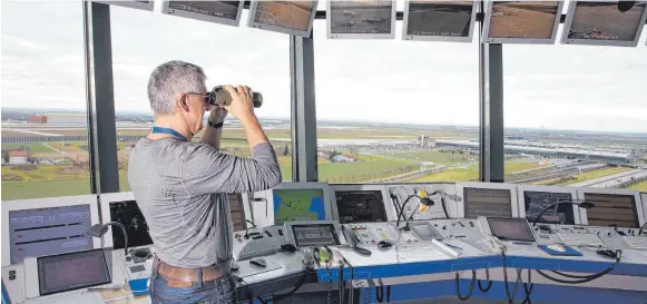  ?? FOTO: DPA ?? Fluglotse im Tower des Flughafen Leipzig-Halle: Die deutsche Flugsicher­ung genießt internatio­nal ein hohes Ansehen.