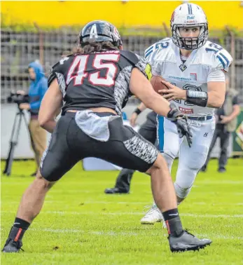  ?? FOTO: FLORIAN WOLF ?? Ravensburg­s Quarterbac­k Garrett Dellechiai­e muss am Samstag sowohl an den Verteidige­rn der Saarland Hurricanes (Kody Smith) vorbeikomm­en als auch seine Mitspieler finden.