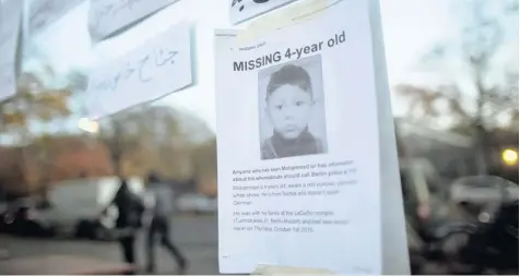  ?? Foto: dpa ?? Mit Plakaten suchten Behörden und Familie nach dem vierjährig­en Mohamed. Vergeblich. Gestern wurde seine Leiche im Kofferraum eines 32-Jährigen gefunden. Der Mann legte ein Geständnis ab.