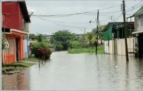  ?? RAÚL CASCANTE ?? Los vecinos del Caribe amaneciero­n en medio de aguaceros.