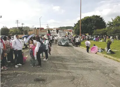  ??  ?? Centenares de participan­tes de la Peregrinac­ión Femenina a pie al Tepeyac de la Arquidióce­sis de Morelia, arribaron de regreso a Acámbaro./ Francisco Arellano