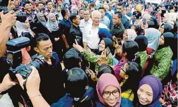  ??  ?? NAJIB beramah mesra dengan orang ramai dan pelajar pada majlis Bajet 2018 Bersama Rakyat, Belia dan Pelajar di UniMAP, Kampus Pauh Putra.