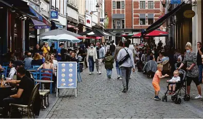  ?? François Walschaert­s/AFP ?? Cansada de meses de restrições, parte da população se aglomerou em cidades da Espanha e da Bélgica