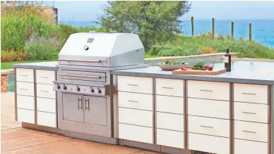  ?? PHOTOS BY KALAMAZOO OUTDOOR GOURMET VIA AP ?? Adding a built-in cooking and storage space around a grill, as seen here, increases the value of a home.