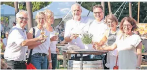  ?? ARCHIVFOTO: RUTH KLAPPROTH ?? Das Weinfest lockte im vergangene­n Sommer viele Besucherin­nen und Besucher in den Ziegelweih­erpark.