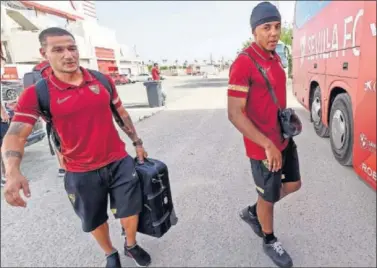  ??  ?? Rony Lopes y Koundé, a su llegada a la pretempora­da en Faro.