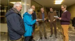  ?? FOTO WALTER SAENEN ?? Buurtbewon­ers dienden gisteren 150 protestbri­even in bij het districtsb­estuur.