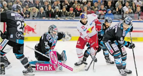  ?? BILD: SN/GEPA PICTURES ?? Brant Harris (im weißen Trikot) erlöste Salzburg gegen Linz mit seinem Tor zum 3:2 – es war schon sein 31. Saisontref­fer.