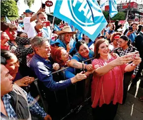  ?? ?? ▮
La opositora Xóchitl Gálvez saludando a sus simpatizan­tes a su llegada a un mitin.
