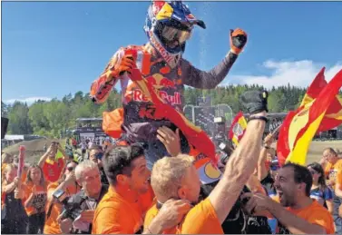  ??  ?? CELEBRACIÓ­N. Jorge Prado festejó su triunfo en el Mundial de Motocross con los miembros de su equipo.