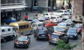  ??  ?? BLUE LIGHTS USELESS: The motorcade comes to a halt. Mbeki was attending the memorial service of ANC veteran Reginald September at the Joburg city hall in the CBD.