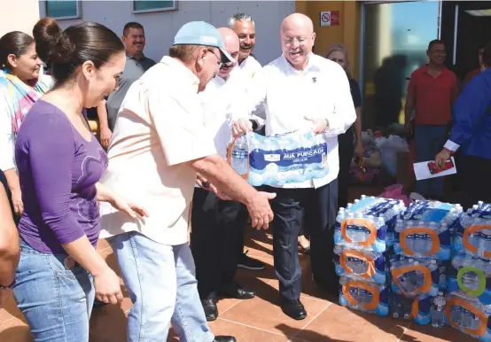  ??  ?? El rector Juan Eulogio Guerra Liera supervisó las actividade­s de ayuda y anunció las próximas medidas a realizar.