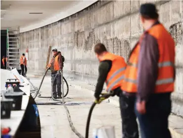  ?? Foto: dpa/Britta Pedersen ?? Bauarbeite­n am U-Bahnhof Rudow: Die Baubranche legt in Berlin besonders zu.